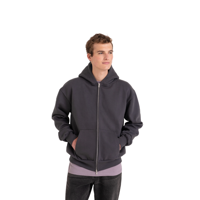 Moški model, ki nosi pulover s kapuco na zadrgo