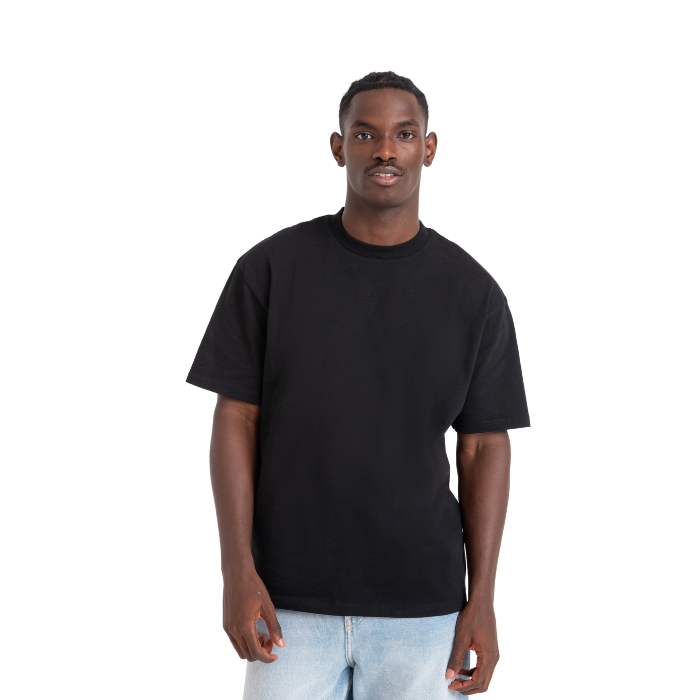 Moški model, oblečen v črno majico