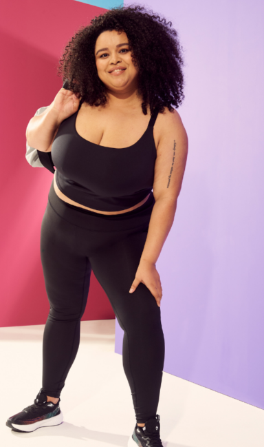 Ženski model nosi ujemajoč se športni nedrček in komplet pajkic