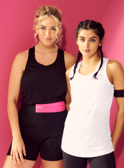 Dve manekenki v telovadnih oblačilih