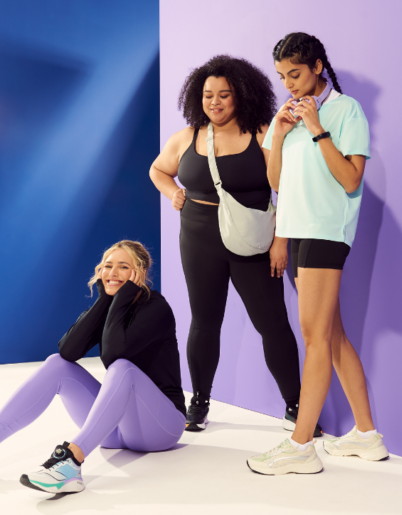 Tri manekenke v telovadnih oblačilih