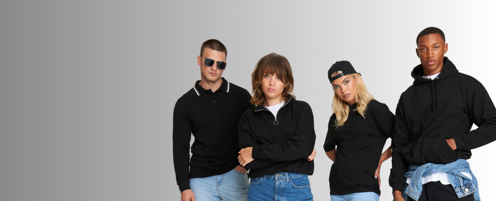 Štirje modeli, oblečeni v črne majice in puloverje s kapuco