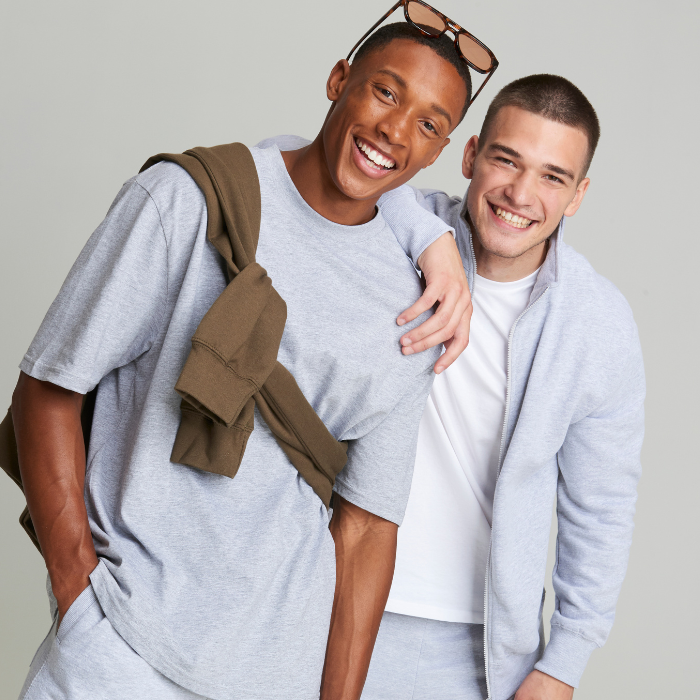 Dva moška modela v sivih oblačilih