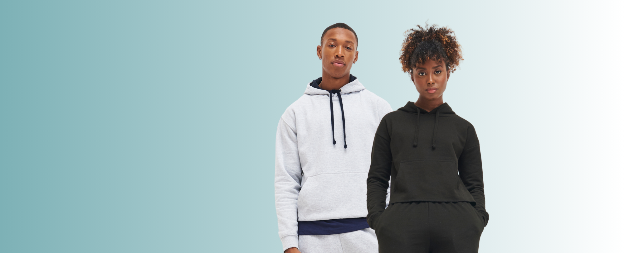 Moški in ženski model s kapuco