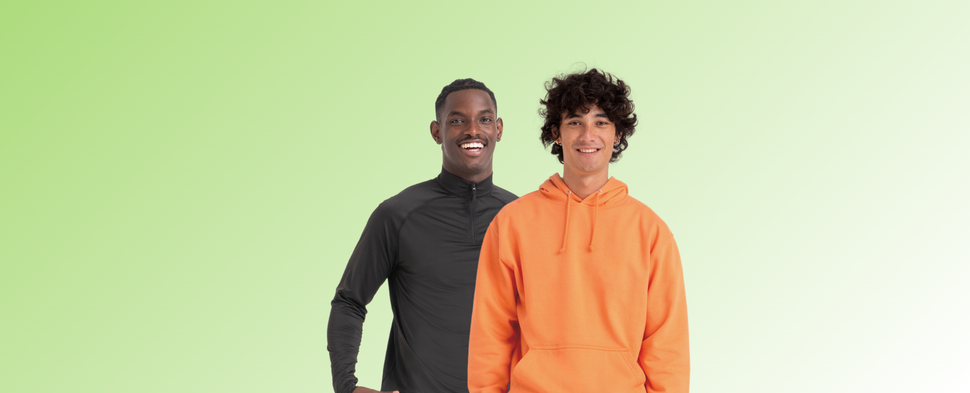 Dva moška modela s kapuco in jakno